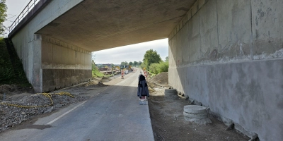 Was das Staatliche Bauamt zunächst nicht für möglich hielt, wird nun doch möglich gemacht: Der Radweg an der Staatsstraße 2246 wird mit unter die Bahnunterführung bei Wiedersbach gelegt. (Foto: Wolfgang Grebenhof)