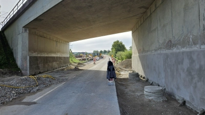 Was das Staatliche Bauamt zunächst nicht für möglich hielt, wird nun doch möglich gemacht: Der Radweg an der Staatsstraße 2246 wird mit unter die Bahnunterführung bei Wiedersbach gelegt. (Foto: Wolfgang Grebenhof)