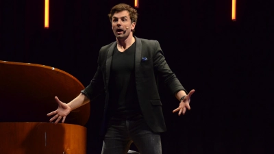 Komisch und nicht immer politisch korrekt: Lars Redlich sprach über problematische Dates und blickte in die Abgründe der Wäschetruhe. (Foto: Yvonne Neckermann)