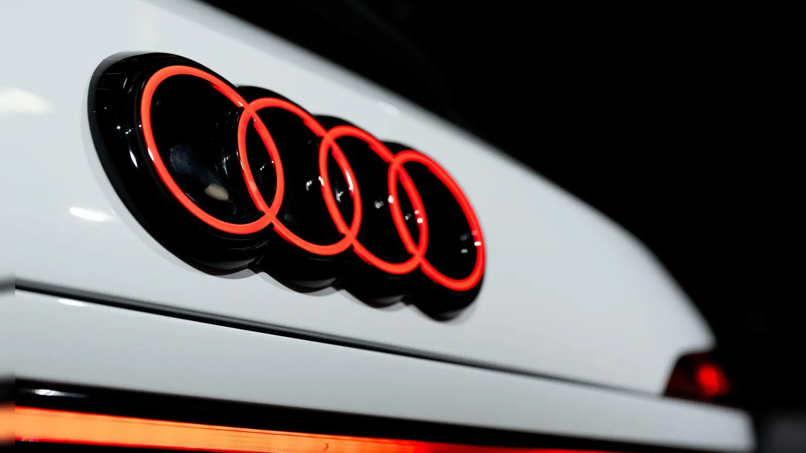 Audi hat 2025 weniger Autos verkauft, zum Jahresende geht die Tendenz aber nach oben. (Archivbild) (Foto: Sven Hoppe/dpa)