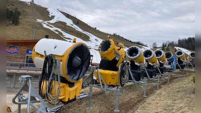 Ohne Schneekanonen geht es in vielen bayerischen Skigebieten schon lange nicht mehr. Doch die Geräte sind umstritten. (Foto: Sabine Dobel/dpa)
