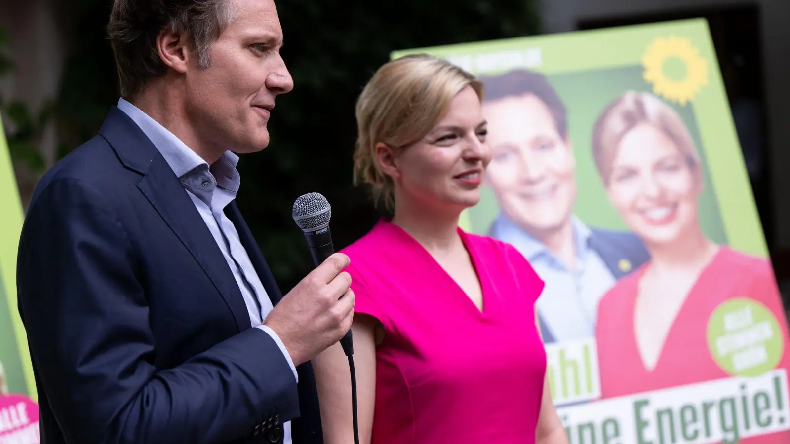 Das Grünen-Spitzenduo, Ludwig Hartmann und Katharina Schulze, waren im vergangenen Jahr während einer Wahlkampfkundgebung in Neu-Ulm mit einem Stein beworfen worden. (Archivfoto) (Foto: Sven Hoppe/dpa)