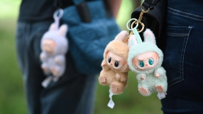 Mit dem Hype um die begehrten Labubu-Figuren, die weltweit an Taschen baumeln, wollen auch Betrüger Kasse machen. (Foto: Lars Penning/dpa/dpa-tmn)