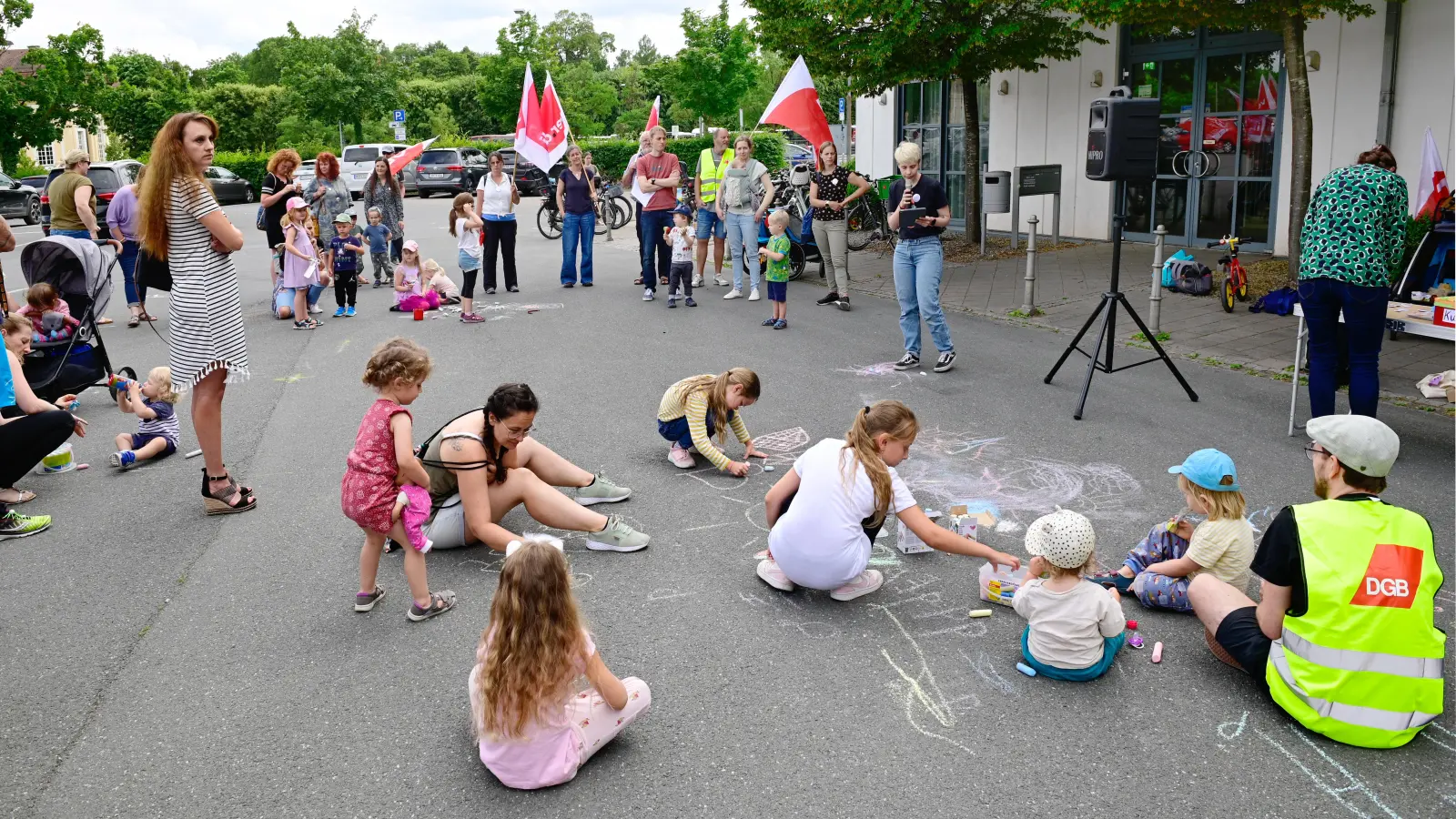 Vor der Stadtratssitzung demonstrierten Eltern und Kinder der städtischen Kitas sowie die Gewerkschaften DGB und Verdi gegen die geplanten Gebührenerhöhungen. (Foto: Jim Albright)