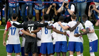 Frankreichs Spieler stehen vor dem Spiel gegen die Niederlande zusammen. Mit dem Toreschießen klappte es wieder nicht. (Foto: Robert Michael/dpa)