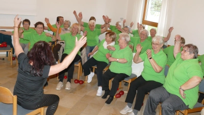 Die Sitztanzgruppe von Ingrid Reinberger beweist, dass im Alter fit zu bleiben, Spaß macht. (Foto: Helmut Meixner)