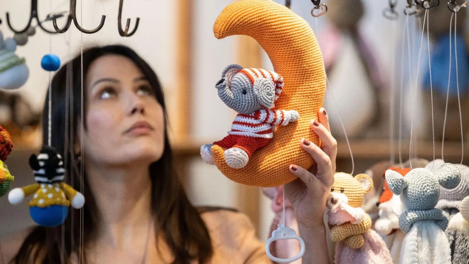 Die Handarbeitsmesse Creativa (15. bis 19. März) präsentiert Neuheiten rund ums Stricken, Häkeln oder auch Plotten. (Foto: Bernd Thissen/dpa)