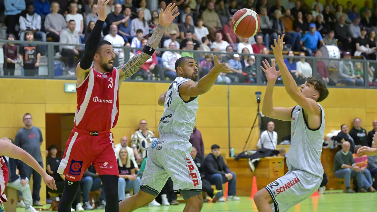 Die Ansbacher Paul Nzeocha (in Weiß links) und Tobias Neubert (rechts, hier gegen Nördlingen) hatten auch in München Spiel- und Ballkontrolle. (Foto: Martin Rügner)