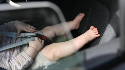 Ein Säugling wurde in Hamminkeln aus einem überhitzten Auto gerettet. (Symbolbild)  (Foto: Bernd Weißbrod/dpa)