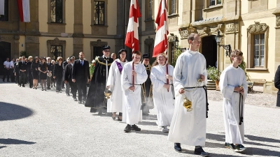 Vom Innenhof des Schlosses aus setzte sich der Trauerzug in Bewegung. (Foto: Barbara Ridder)