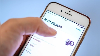 Im „Notfallpass“ lässt sich neben Blutgruppe, Allergien oder Organspender-Status auch angeben, welche Medikamente man nimmt und wer im Notfall kontaktiert werden soll. (Foto: Zacharie Scheurer/dpa-tmn)