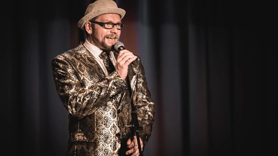 War bei 166 Ausgaben des Ansbacher Poetry Slams dabei: der Autor, Moderator und Slam-Poet Michael Jakob. In der 167. wird er sich von der Reihe verabschieden. (Foto: Andi Pontanus)