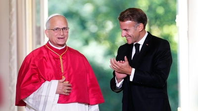 Frankreichs Präsident Emmanuel Macron beklatscht den Gast aus dem Vatikan. (Foto: Teresa Suarez/AP POOL/AP/dpa)