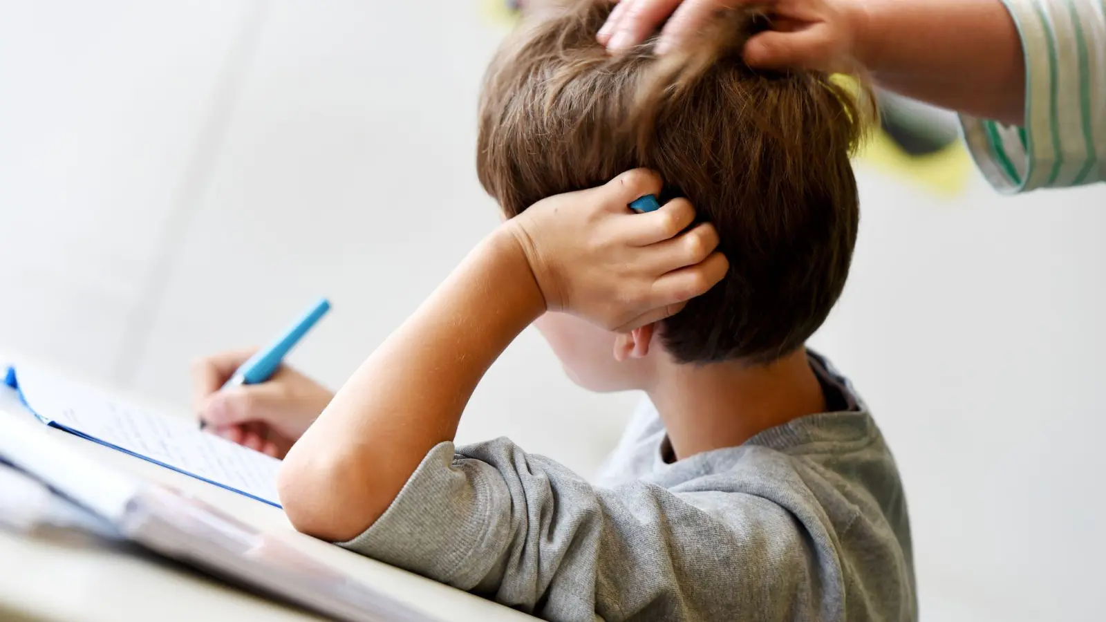 Die Wertschätzung kleiner Erfolge und Interesse am Schulalltag stärken das Selbstbewusstsein und die Lernmotivation. (Foto: Felix Kästle/dpa/dpa-tmn)