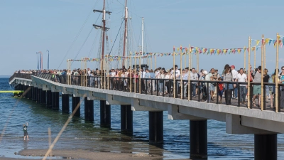 In Scharbeutz bei Lübeck ist die neue Seebrücke offiziell eröffnet worden (Foto: Markus Scholz/dpa/dpa-tmn)