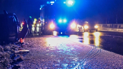 Auf glatten Straßen kam es zu mehreren Unfällen.  (Foto: Christoph Reichwein/dpa)