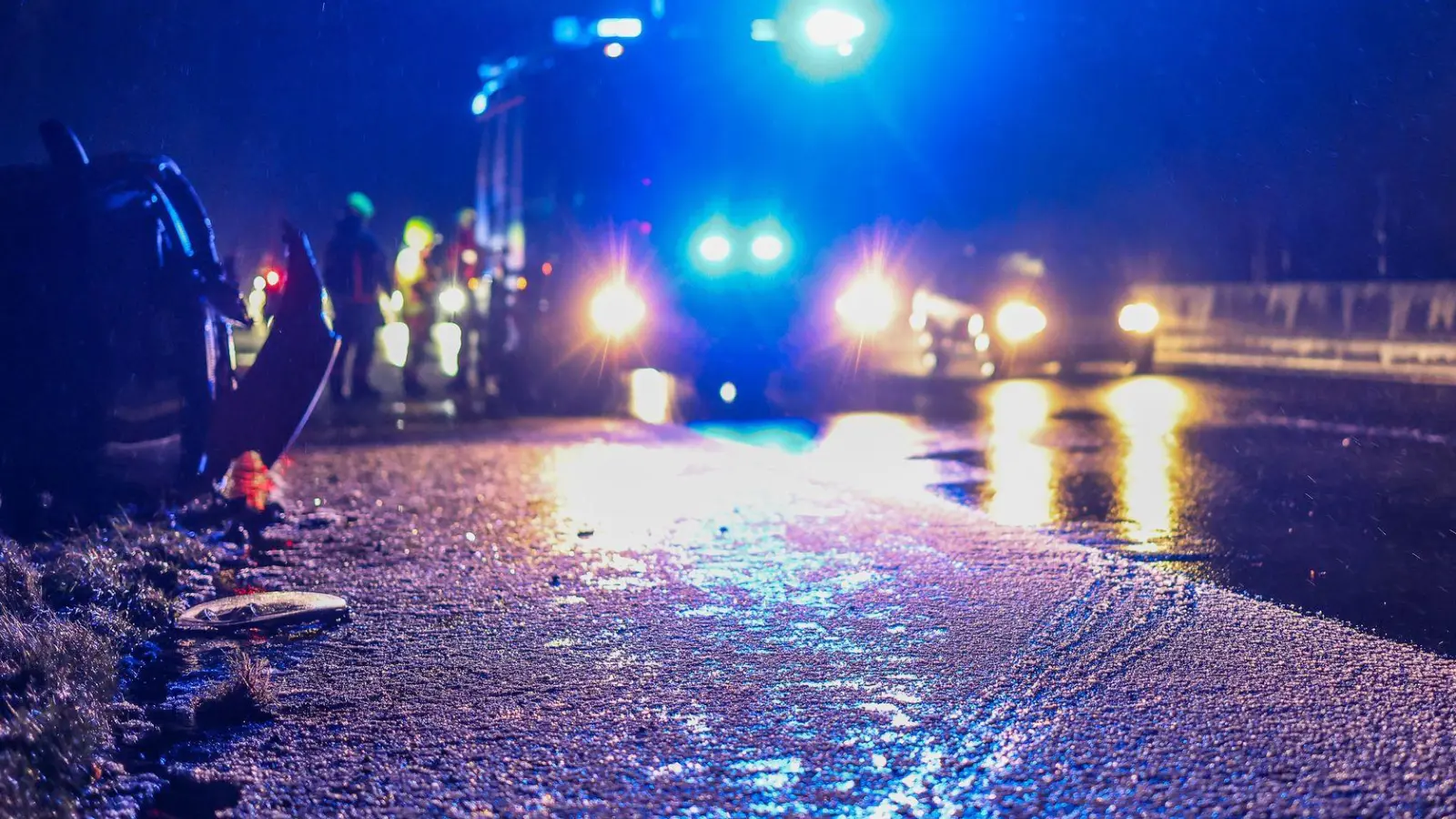 Auf glatten Straßen kam es zu mehreren Unfällen.  (Foto: Christoph Reichwein/dpa)