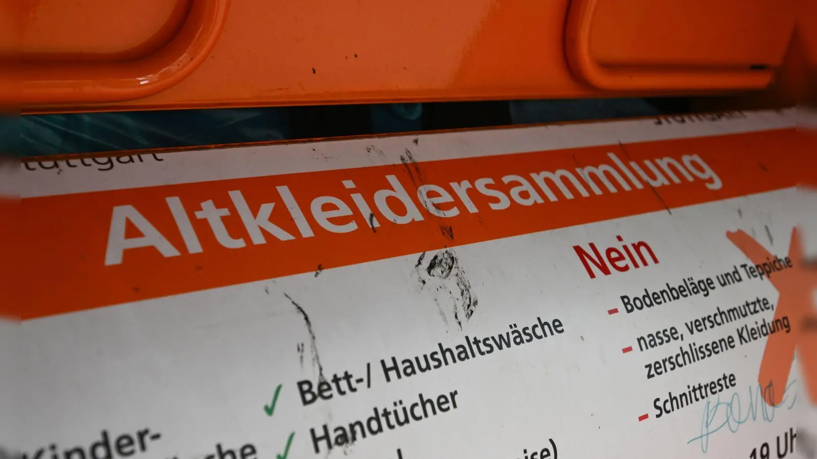 Die junge Frau hat ihre Wertsachen versehentlich in den Altkleidercontainer geworfen. (Symbolbild) (Foto: Bernd Weißbrod/dpa)