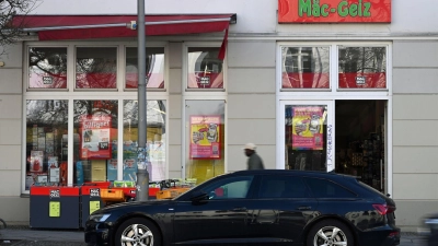 In vielen ostdeutschen Städten gibt es Filialen der Kette Mäc Geiz. (Foto: Elisa Schu/dpa)
