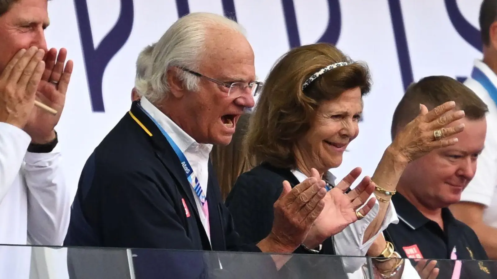 Königlicher Beifall für einen Olympiasieger - König Carl Gustaf und Königin Silvia von Schweden jubeln während der Siegerehrung für Stabhochsprung-Gewinner Duplantis. (Foto: Sven Hoppe/dpa)