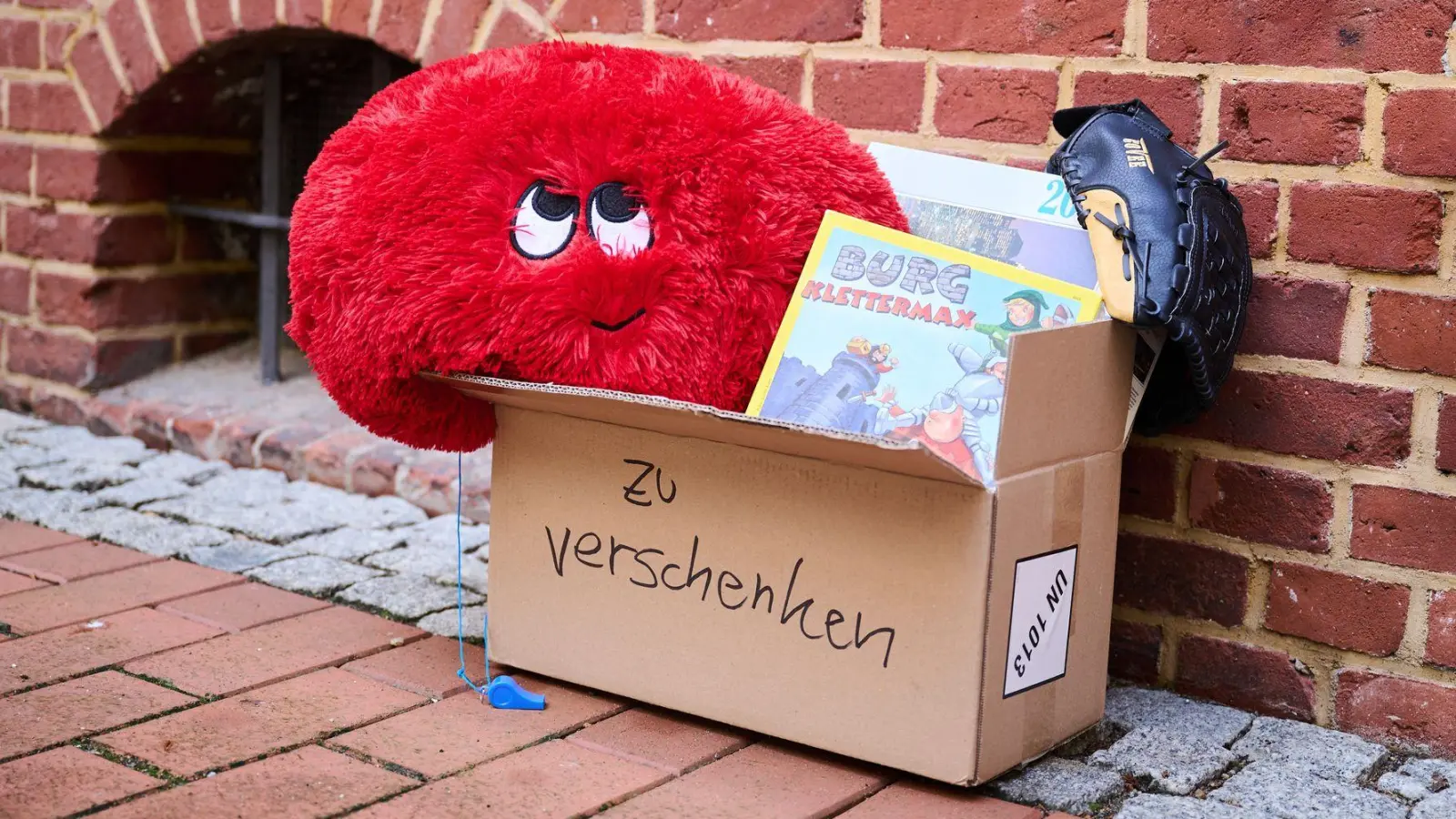 Alte Gegenstände verkaufen oder verschenken, mit denen man etwas verbindet? Viele Deutsche tun sich damit offenbar schwer. (Symbolbild) (Foto: Annette Riedl/dpa)