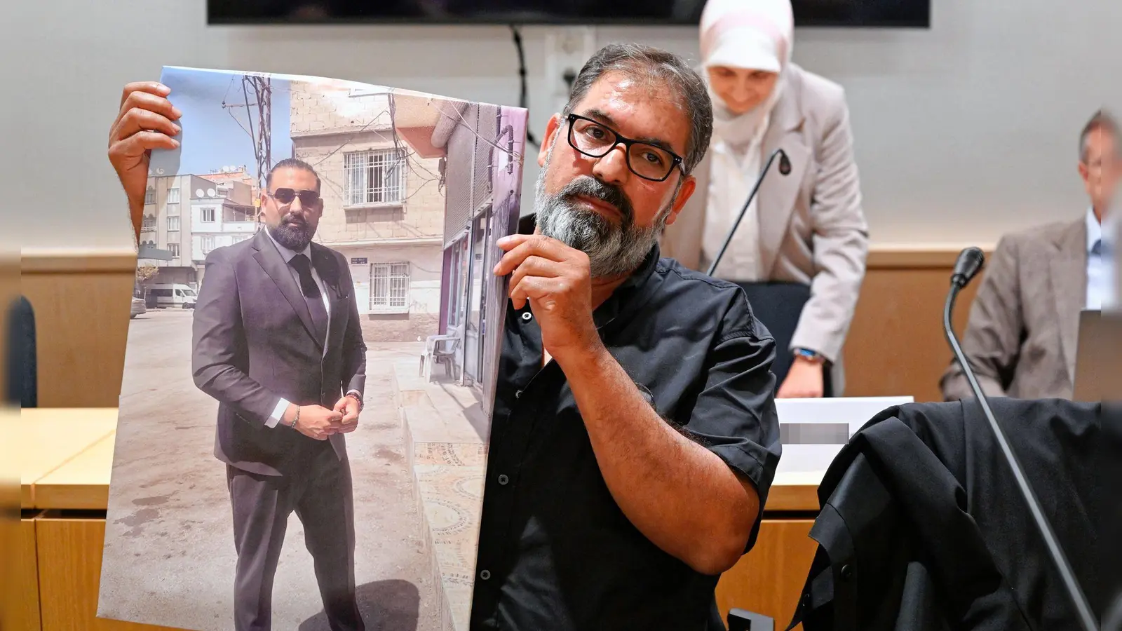 Zur Prozesseröffnung zeigten die Angehörigen ein Foto des Opfers. (Foto: Uwe Anspach/dpa)