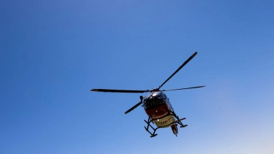 Bei einem Unfall in Dinkelsbühl war am Montag auch ein Rettungshubschrauber im Einsatz. (Symbolbild: Philipp von Ditfurth/dpa)