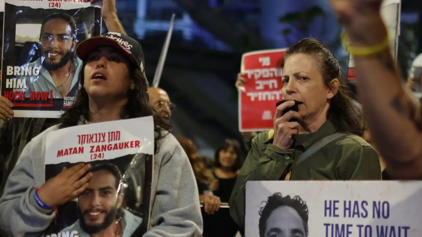 Angehörige und Unterstützer von Geiseln während einer Protestaktion in Tel Aviv. (Foto: Ilia Yefimovich/dpa)