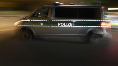 Mit einem Streifenwagen verfolgten Polizisten den Raser. (Symbolbild) (Foto: Karl-Josef Hildenbrand/dpa)