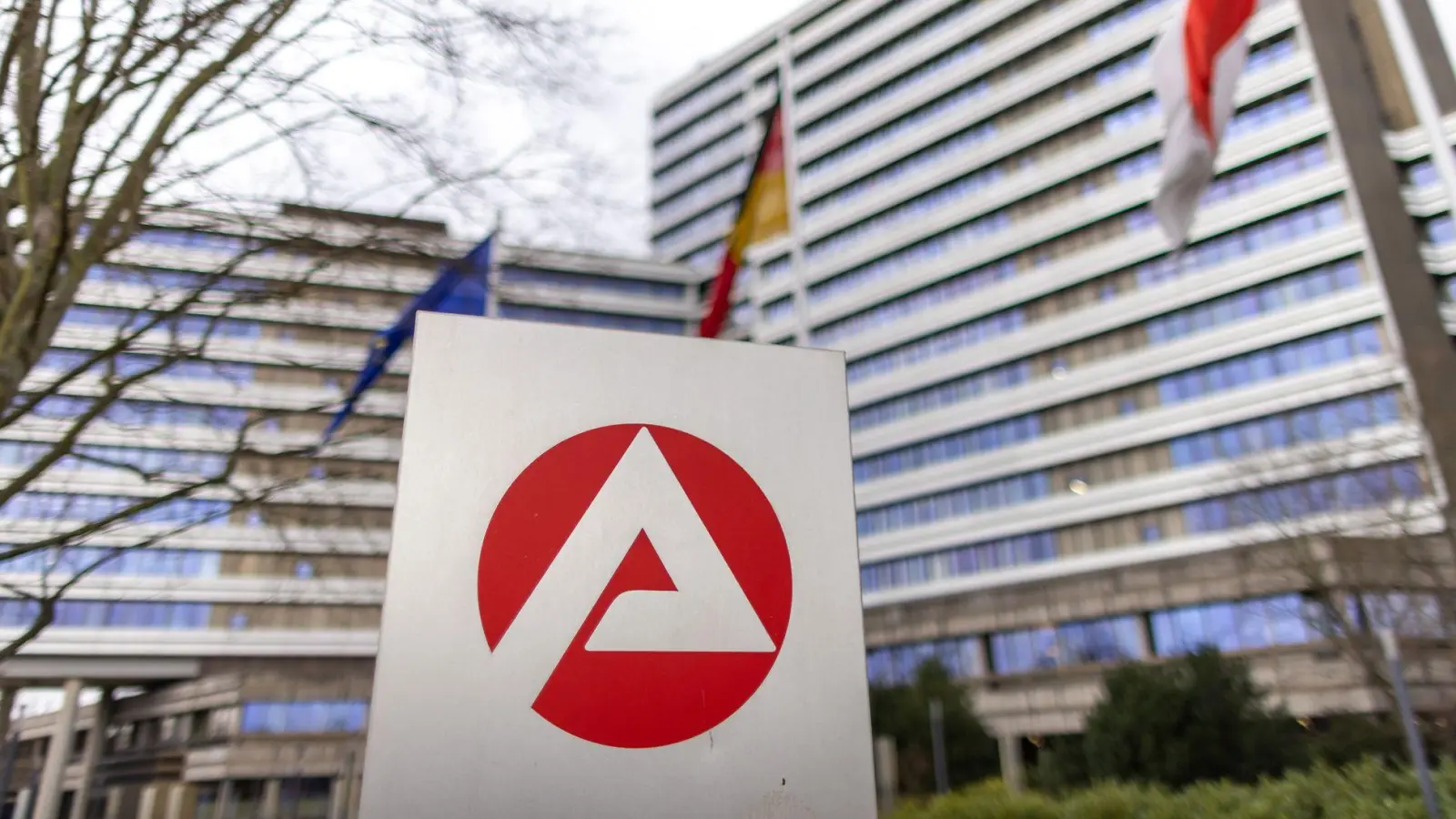 Die Zahl der Arbeitslosen in Deutschland ist im Oktober um 40.000 gesunken. (Archivbild)  (Foto: Daniel Karmann/dpa)
