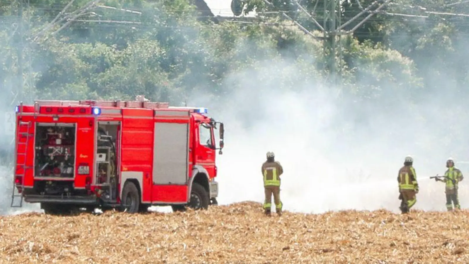An der wichtigen Bahnstrecke zwischen Köln und Düsseldorf kam es zu einem Böschungsbrand. (Foto: Patrick Schüller/dpa)