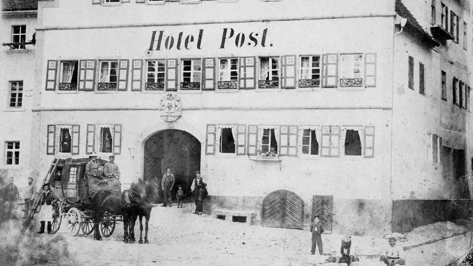 Diese historische Aufnahme stammt aus den 1870er Jahren. Sie zeigt die ehemalige „Fürstenherberge“ an Feuchtwangens Marktplatz. Hier befand sich seinerzeit auch die Posthalterei. (Repro: Erich Herrmann)