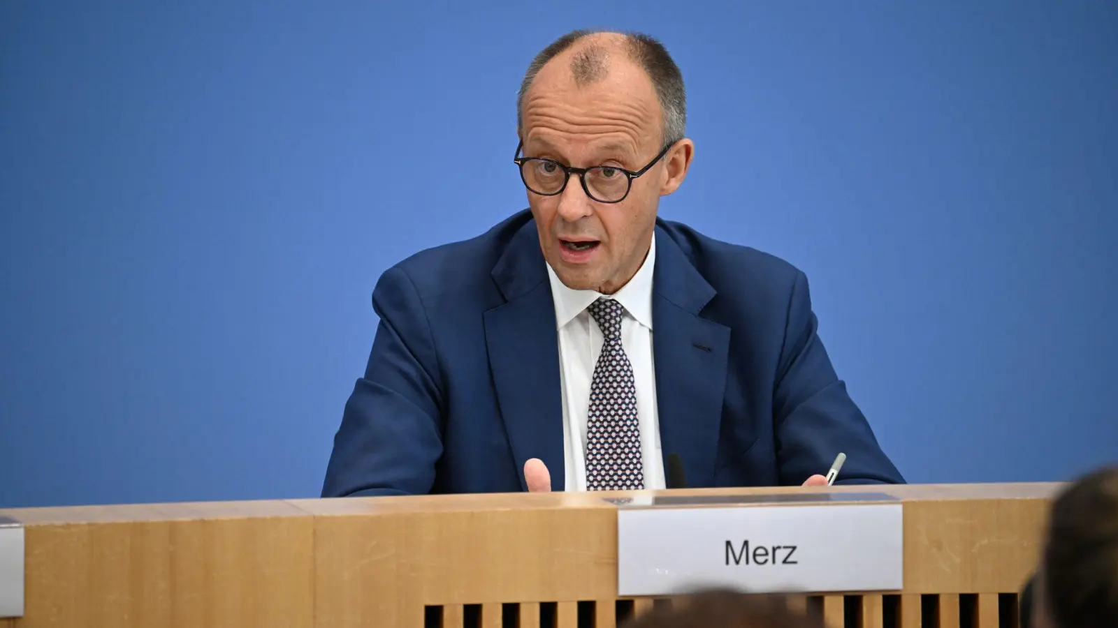 Etwa 90 Minuten lang stellte sich Kanzler Merz den Fragen der Hauptstadtjournalisten. (Foto: Bernd von Jutrczenka/dpa)