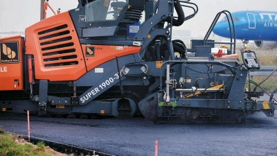 Fraport testet das neue Material zunächst auf dem Vorfeld in einer 200 Meter langen Sackgasse. (Handout) (Foto: Fraport/dpa)