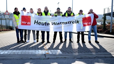 Warnstreikende am Kölner Briefzentrum. (Foto: Federico Gambarini/dpa)