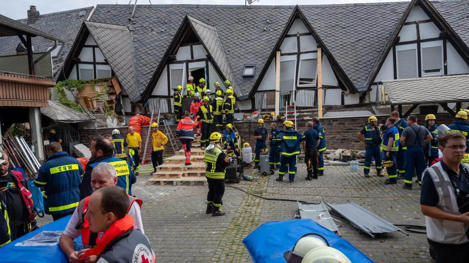 Bei dem Unglück sind zwei Menschen ums Leben gekommen. (Foto: Harald Tittel/dpa)