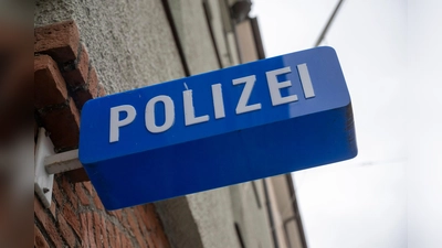 Neue Zahlen zeigen: Mehr als jedes dritte Polizeigebäude in Bayern muss saniert werden. (Archivbild) (Foto: Peter Kneffel/dpa)