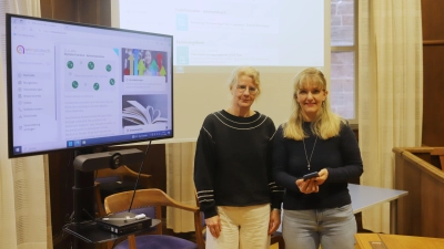 Den Netzkalender stellen Sandra Kilian (links) und Kerstin Schellenberger von der Stadt vor. (Foto: Oliver Herbst)