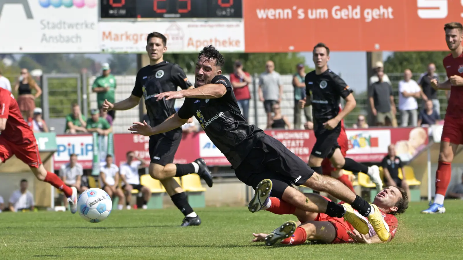 Ausgebremst: Der Aubstädter Creighton Braun (am Boden) stoppt den Ansbacher Tarkan Ücüncü. (Foto: Martin Rügner)