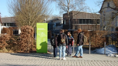 Studierende vor der Hochschule in Triesdorf. (Foto: Christian Treffer)