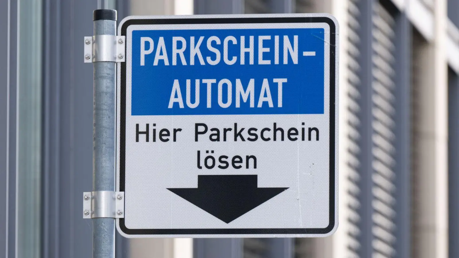 In verschiedenen Städten bringen Betrüger gefälschte QR-Codes an Parkscheinautomaten an, zuletzt zum wiederholten Mal in Augsburg. (Symbolbild) (Foto: Sebastian Kahnert/dpa)