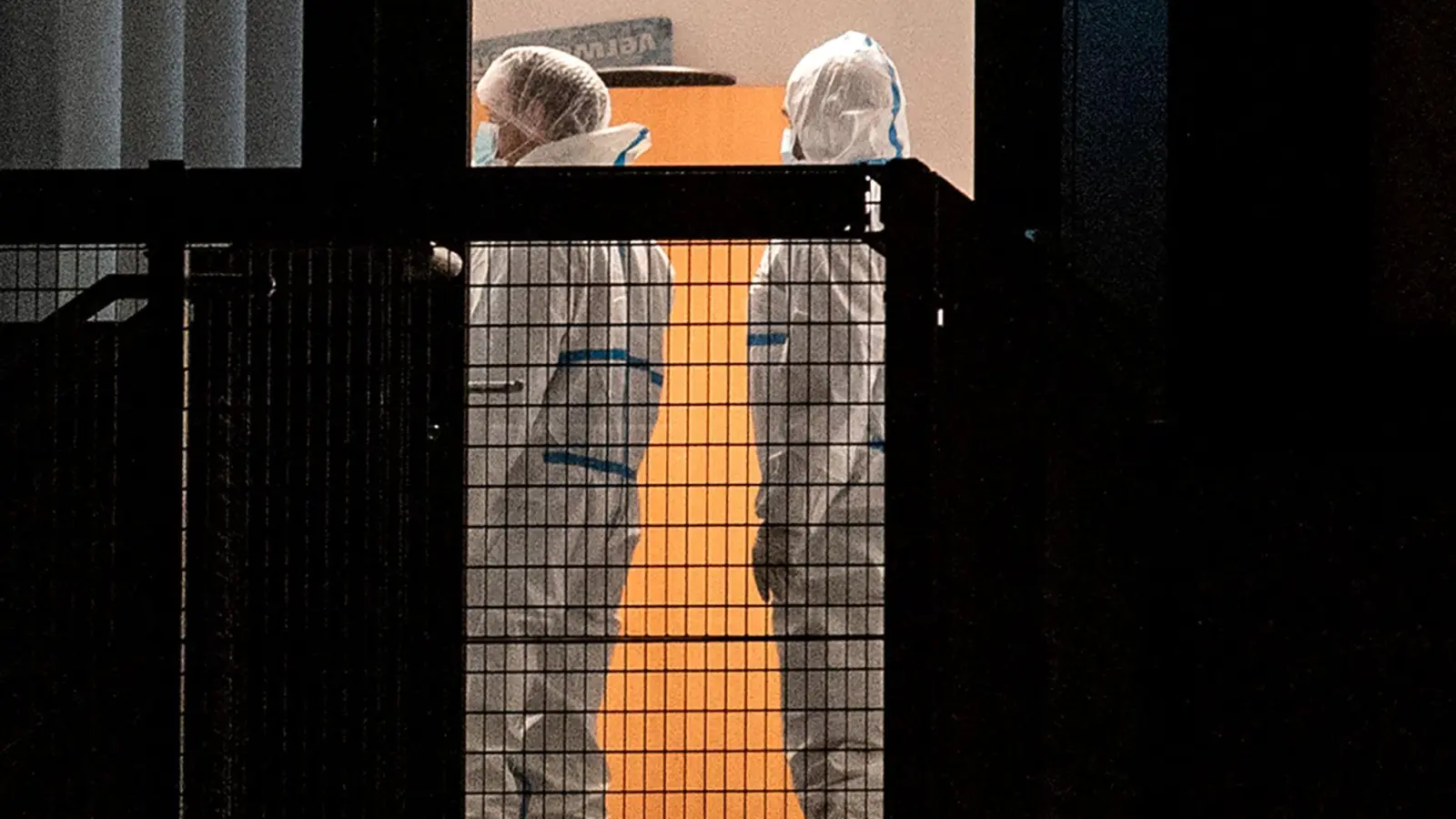 Mitarbeiter der Spurensicherung begannen nach Mitternacht mit der Arbeit. (Foto: Daniel Bockwoldt/dpa/Daniel Bockwoldt)