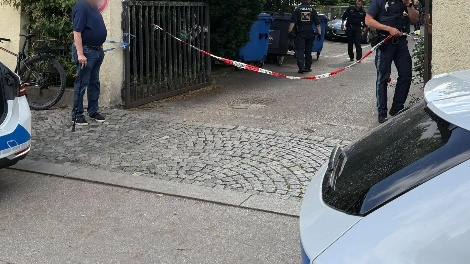 Mit 40 Streifenwagen jagt die Polizei in München einen Juwelenräuber. (Symbolbild) (Foto: Christof Rührmair/^dpa/dpa)