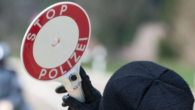 Bei einer Verkehrskontrolle in Bad Windsheim zogen Polizeibeamte Eltern aus dem Verkehr – ihr Kleinkind saß ungesichert im Auto. (Symbolbild: Marijan Murat/dpa/Archivbild)