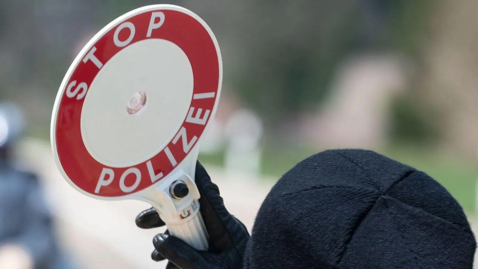 Bei einer Verkehrskontrolle in Bad Windsheim zogen Polizeibeamte Eltern aus dem Verkehr – ihr Kleinkind saß ungesichert im Auto. (Symbolbild: Marijan Murat/dpa/Archivbild)