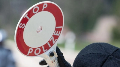 Die Fahrt eines JUngen mit einem frisierten Fahrrad beendete die Polizei in Sachsen bei Ansbach.  (Symbolbild: Marijan Murat/dpa)