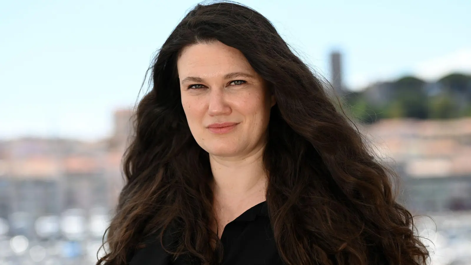 Die Berliner Regisseurin Mascha Schilinski bekommt den Günter Rohrbach Filmpreis 2025 (Archivbild) (Foto: Stefanie Rex/dpa)