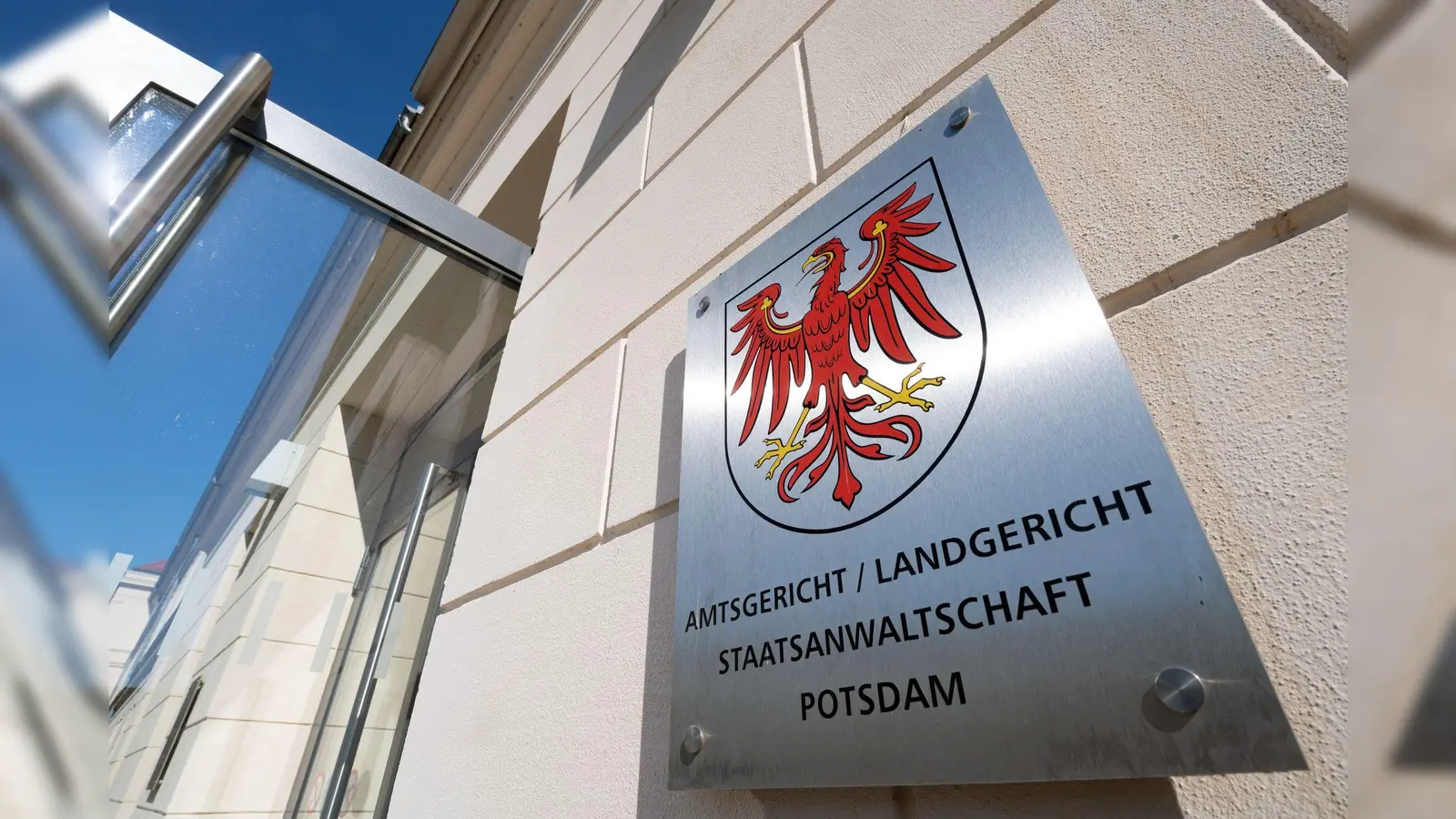 Das Landgericht Potsdam befasst sich mit der Anklage gegen einen Kinderarzt wegen Straftaten gegen die sexuelle Selbstbestimmung. Es geht um 130 Fälle und mehr als 70 Betroffene. (Symbolbild)  (Foto: Soeren Stache/dpa-Zentralbild/dpa)