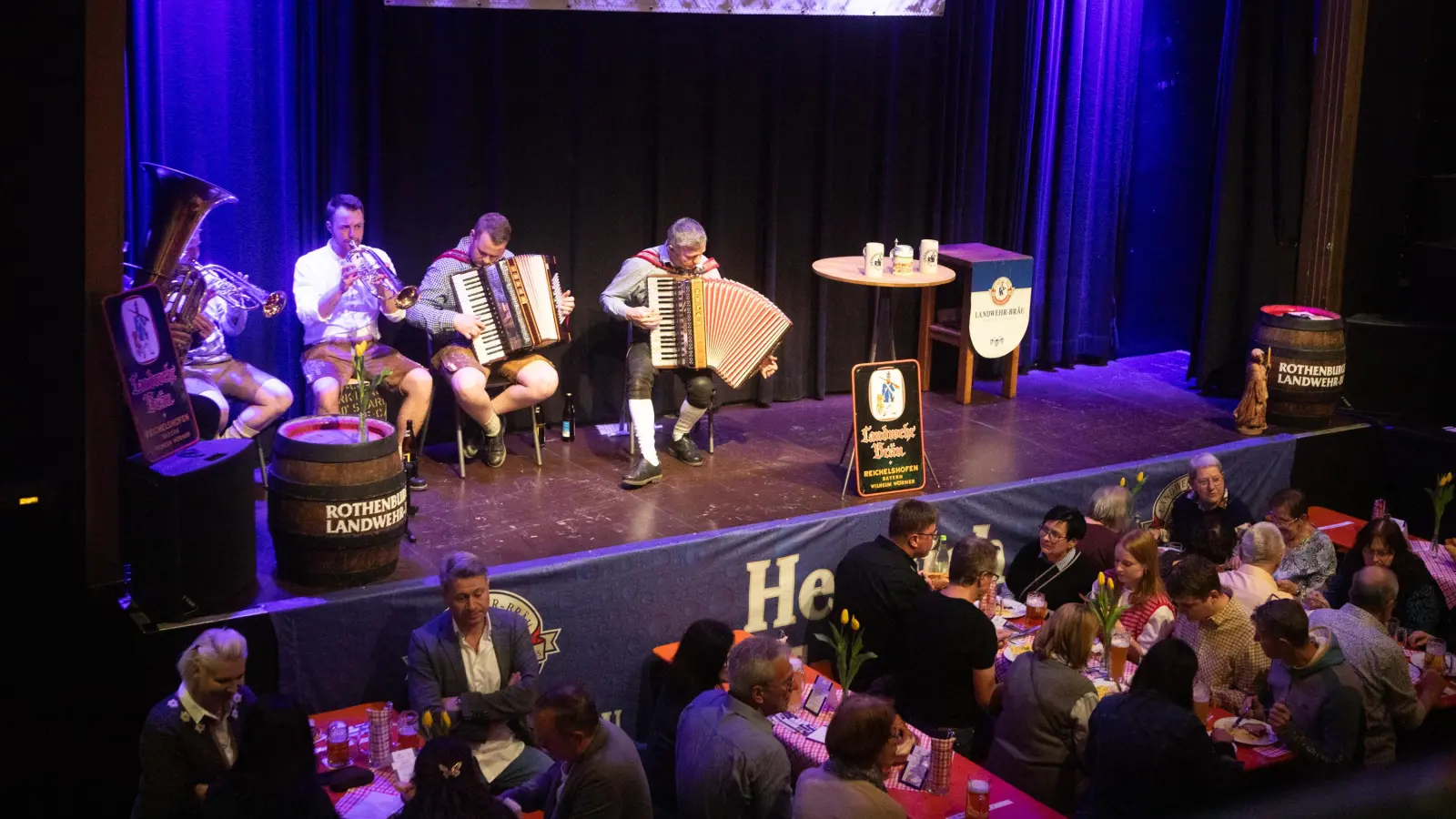 Die Nochdgäiger auf der Bühne. (Foto: Evi Lemberger)