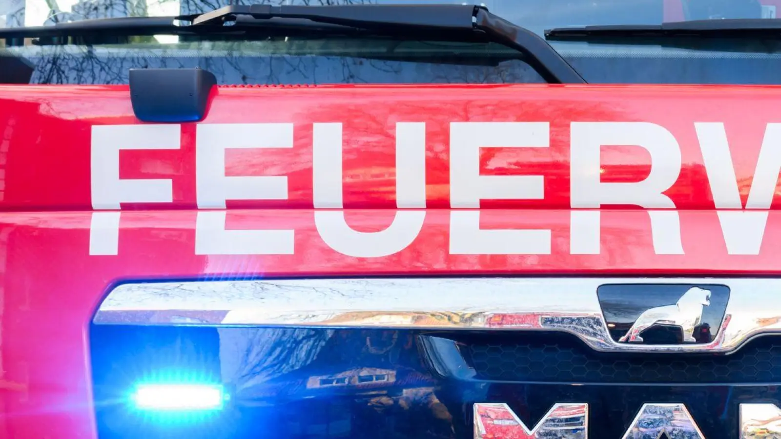Ein Feuerwehrfahrzeug ist bei einem Einsatz gegen eine Hauswand geprallt. (Symbolbild) (Foto: Julian Stratenschulte/dpa)